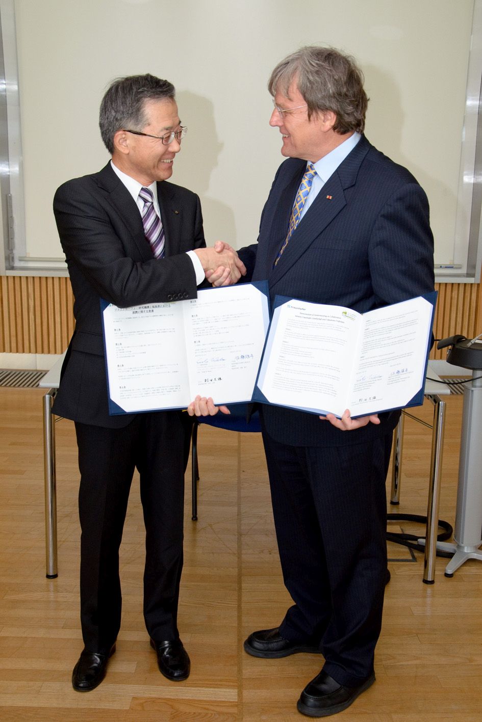Fumio Murata, Vice Governor Fukushima Prefecture, Japan (left) and Prof. Eicke R. Weber, Director Fraunhofer ISE, after signing of Memorandum of Understanding 