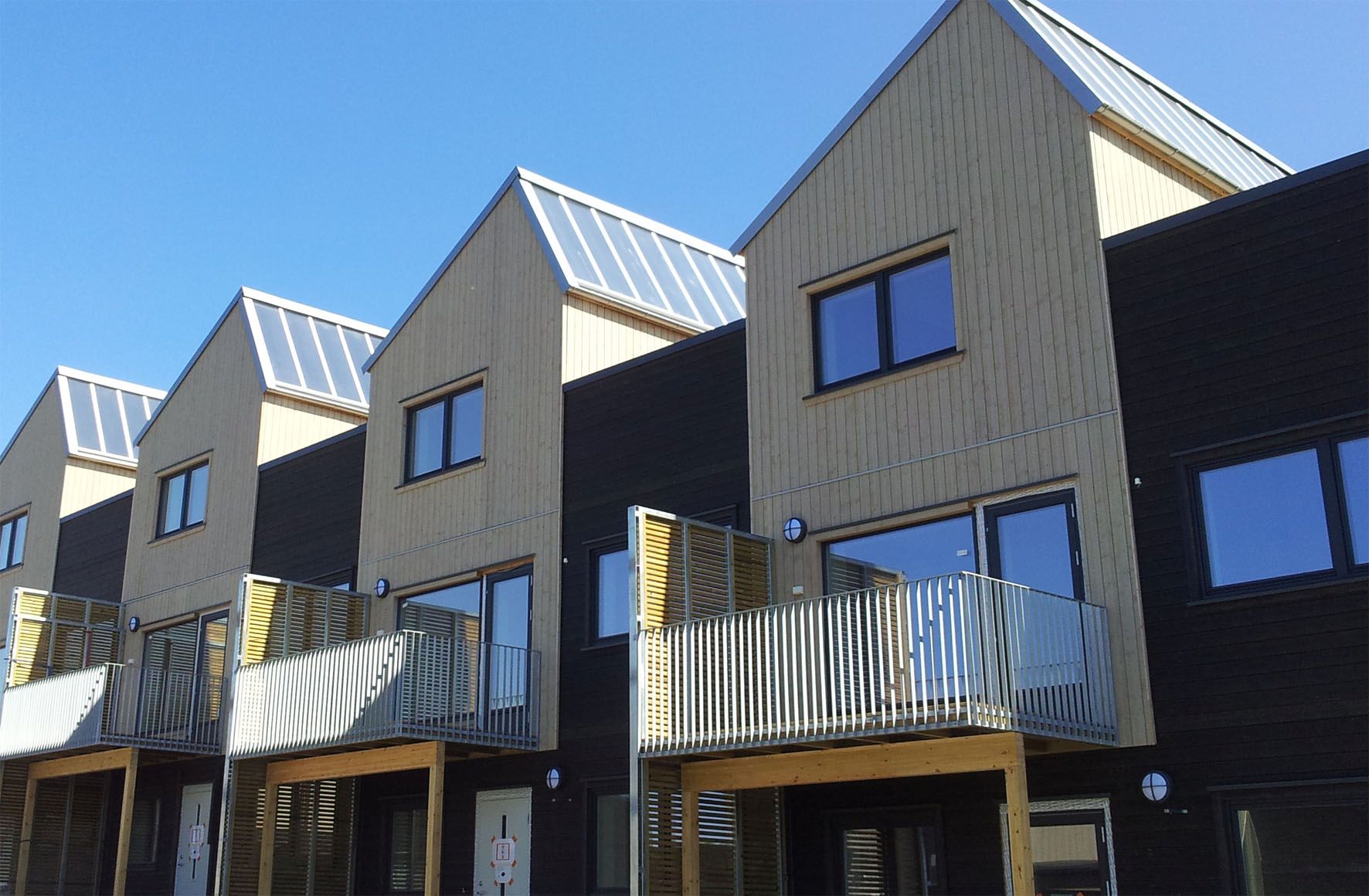 Terraced housing estate “Stenbråtlia” near Oslo. Thirty-four terraced houses, built to passive house standards, were equipped with roof-integrated polymer solar collectors from the company Aventa. This system meets 60 percent of the total energy consumption of both the hot water and the space heating. 