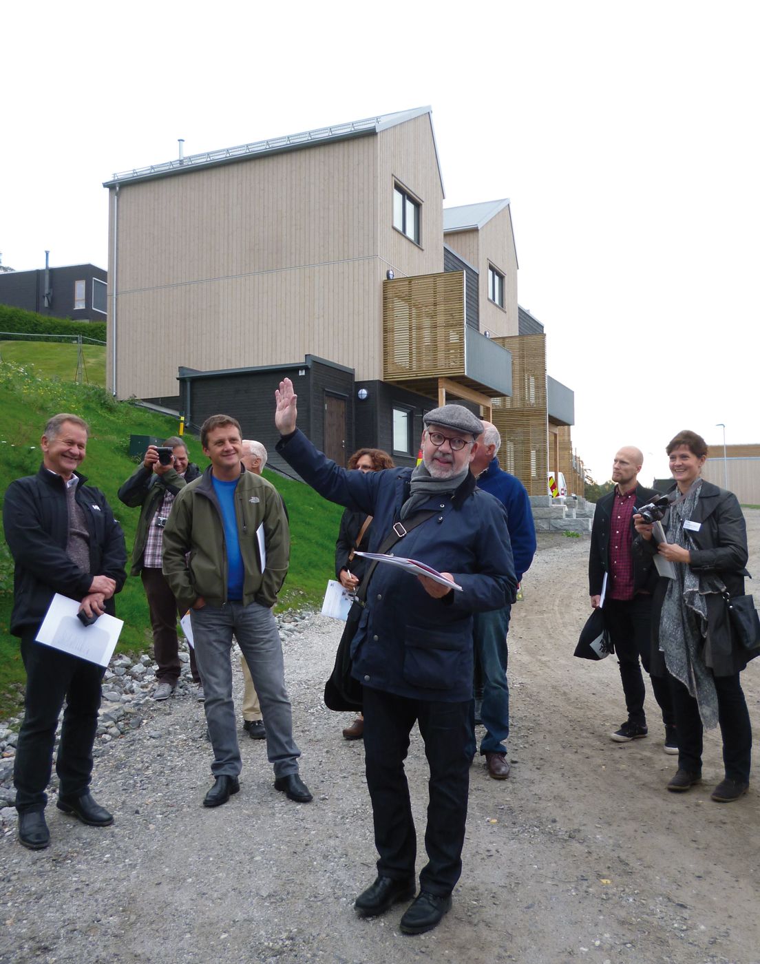 Presentation of the terraced house estate “Stenbråtlia” The architect Hans Dahl (middle), Prof. John Rekstad, CEO of Aventa (far left) and Dr. Michaela Meir, Aventa (far right) present the terraced house estate “Stenbråtlia”.