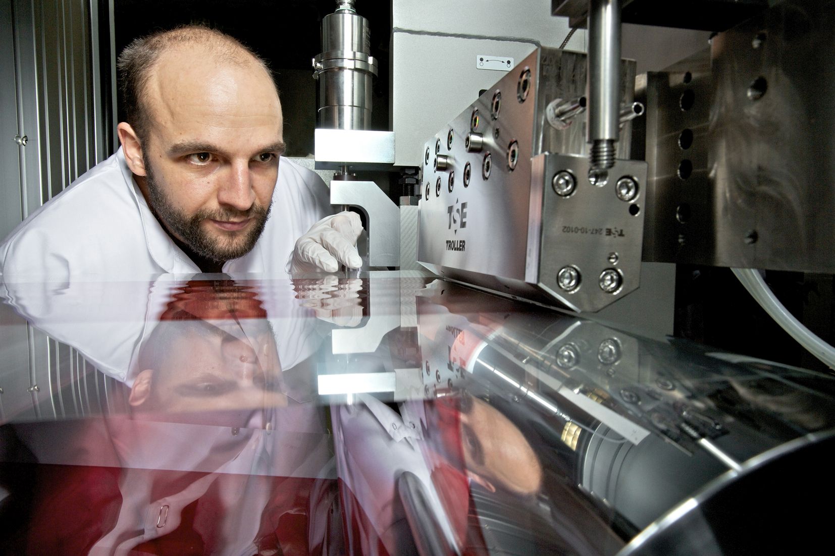 Roll-to-roll coating machine at Fraunhofer ISE Organic photovoltaics: With the roll-to-roll coating machine at Fraunhofer ISE, production speeds of several meters per minute are achieved.