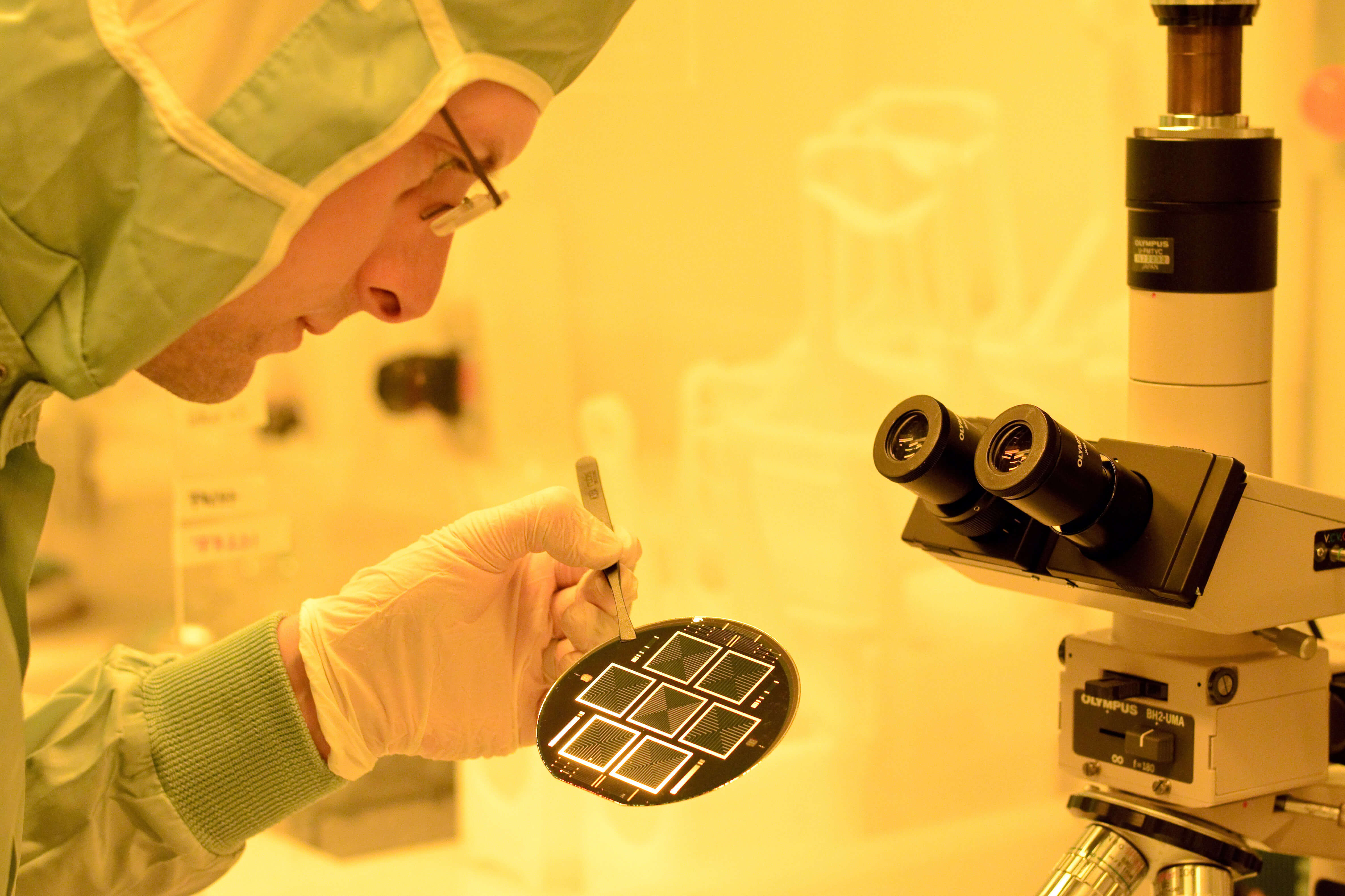 Fraunhofer ISE achieves new world record for both sides-contacted silicon solar cell: TOPCon technology makes 25.1 percent efficiency possible. 
