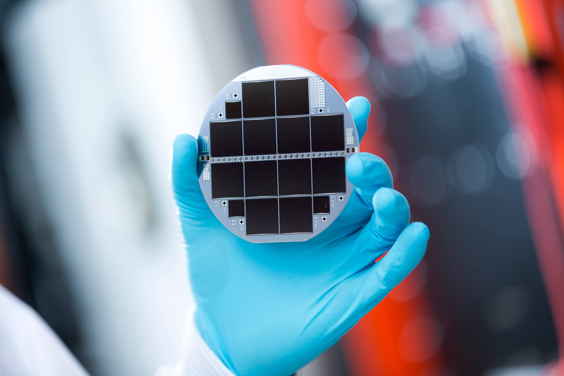 Silicon-based multi-junction solar cell consisting of III-V semiconductors and silicon