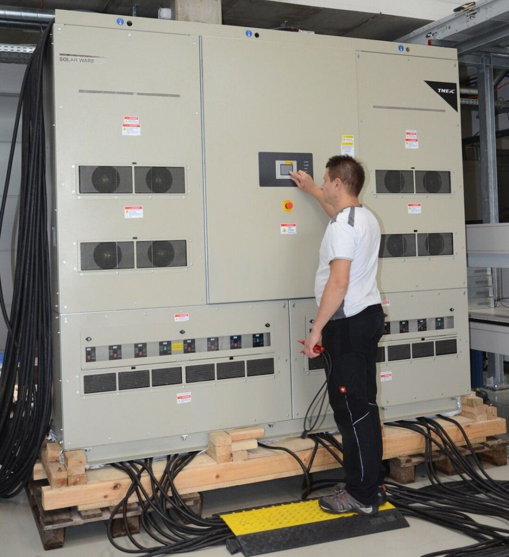 Prüfung eines Solarwechselrichters mit 2,5 Megawatt Leistung im TestLab Power Electronics des Fraunhofer ISE.