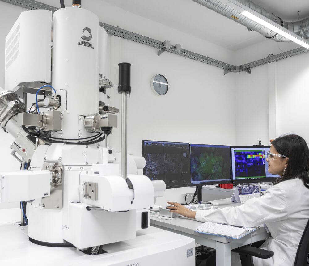 Rasterelektronenmikroskop zur Analyse von Partikeln und Oberflächenmorphologie sowie der Zusammensetzung von Elektroden und deren Komponenten.