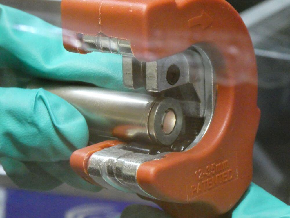 Post-Mortem-Analysen von Batterien: Zellöffnung einer Rundzelle zur weiteren Untersuchung der Zellkomponenten.