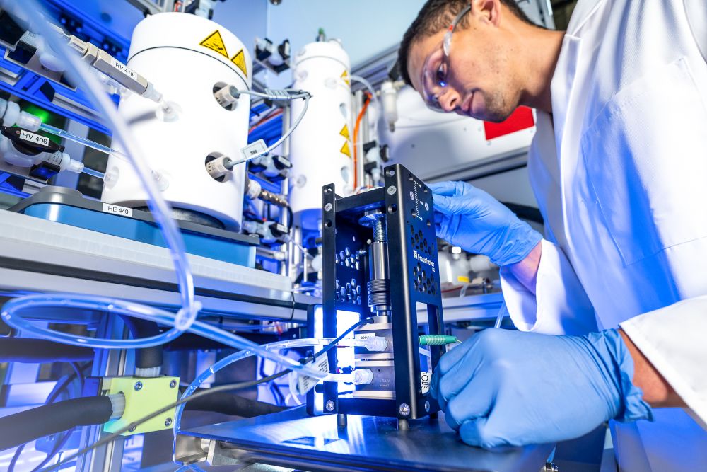 In situ characterization of electrolysis cells and stacks