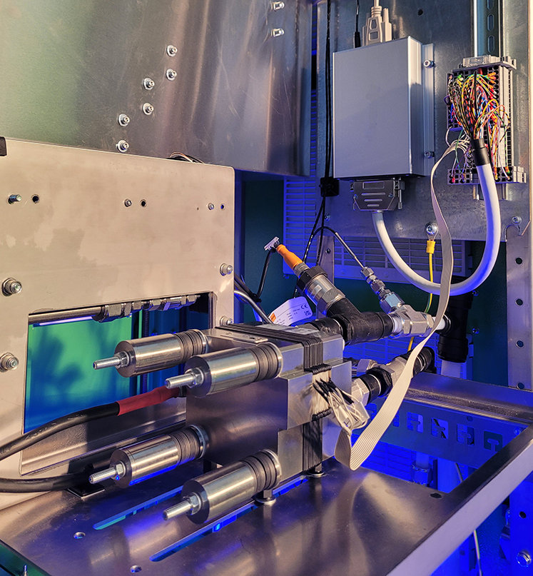 Monitoring of electrolysis systems with integrated monitoring box 