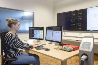 Control room in the Digital Grid Lab of Fraunhofer ISE as a central control point for grid operation with AI processes.