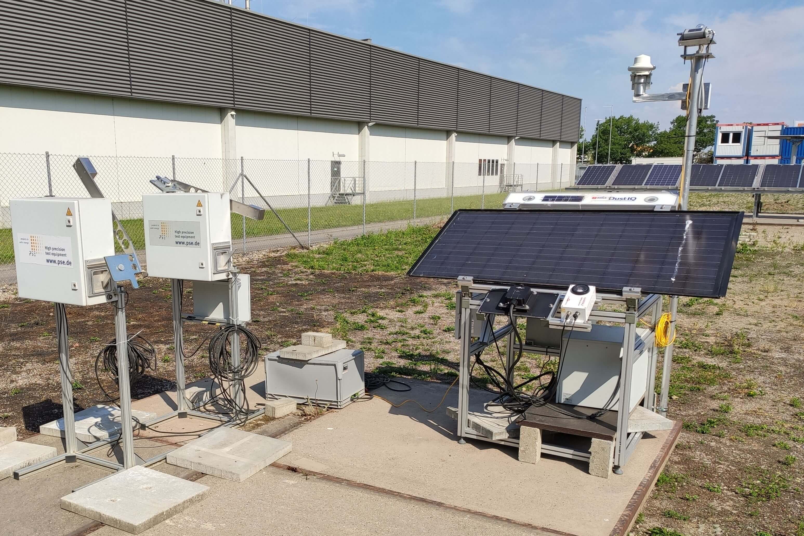 AVUS devices (left) at the Fraunhofer ISE test site in Freiburg-Hochdorf. Comparative measurement with PV-Soiling measuring devices are conducted