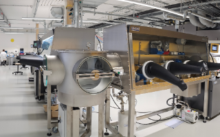 In the laboratory for solid-state batteries at Fraunhofer ISE, all necessary process steps from the production of electrodes to cell construction can be carried out under inert conditions in the glovebox.