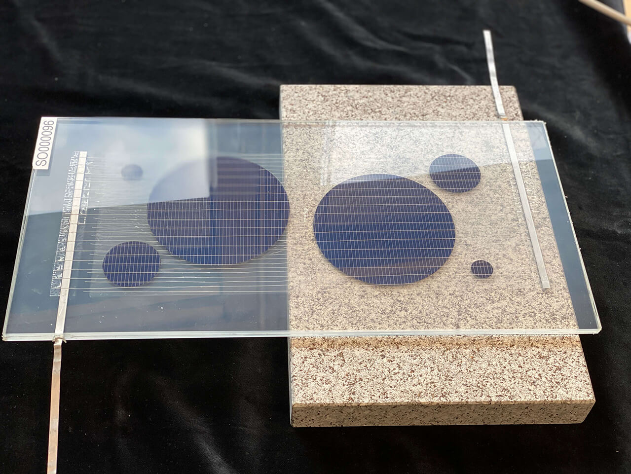 Right: basic principle of the electrical interconnection of solar cell parts to form cell clusters (parallel) and the interconnection of cell clusters to form strings (serial). Left: first functional test module as well as visualization of a possible application. 