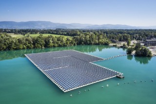 Floating PV system with an installed capacity of 749 kWp on the Maiwaldsee lake near Renchen (Baden-Württemberg). 