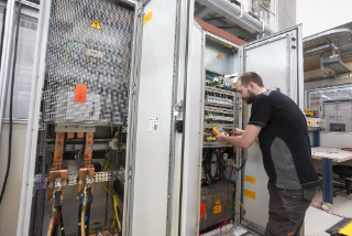 Preparation of a grid-forming inverter for measurement in the Multi-megawatt Lab.