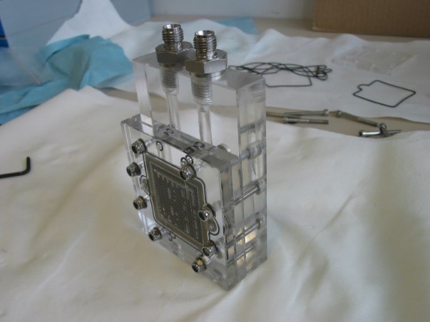 A prototype for solar hydrogen production in a combination of tandem absorber and PEM electrolyser. Here, the photovoltaic absorber is located directly on the PEM electrolysis cell