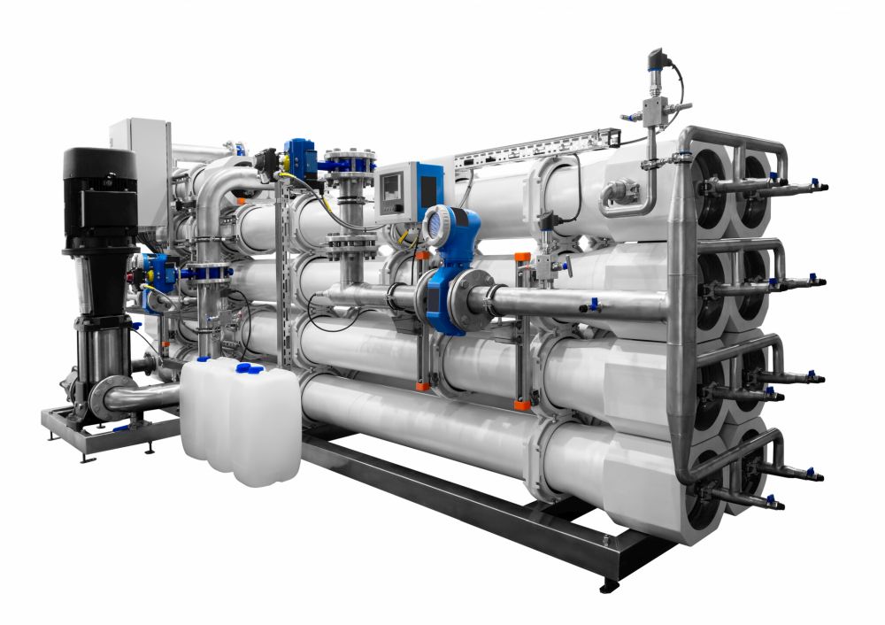 Brackish water treatment in a reverse osmosis process with closed concentrate circuit for irrigation purposes