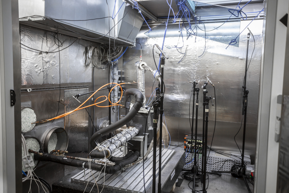 Test rig for the characterization of compressors used in refrigerant circuits for heat pumps and chillers.