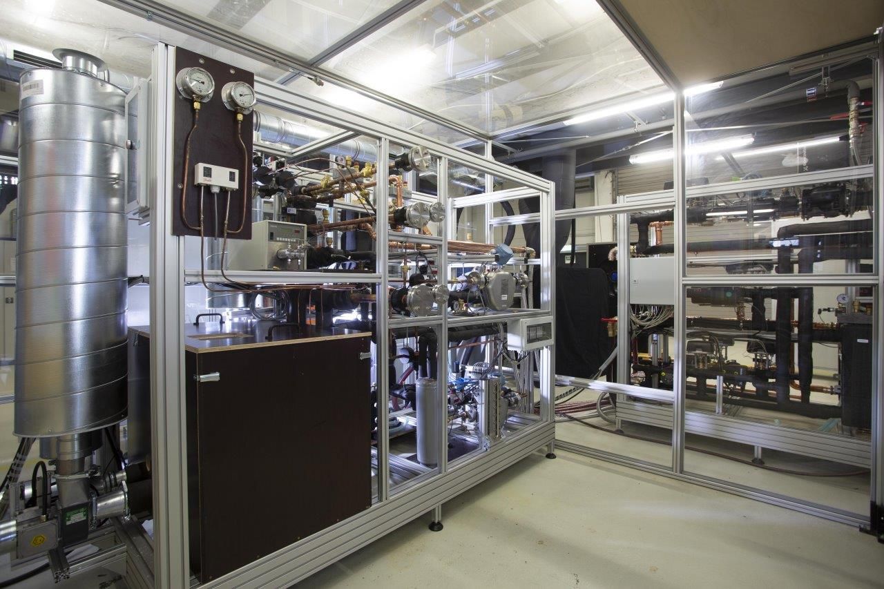 Test-rig for the measurement of heat exchangers exposed to refrigerant (evaporators and condensers)