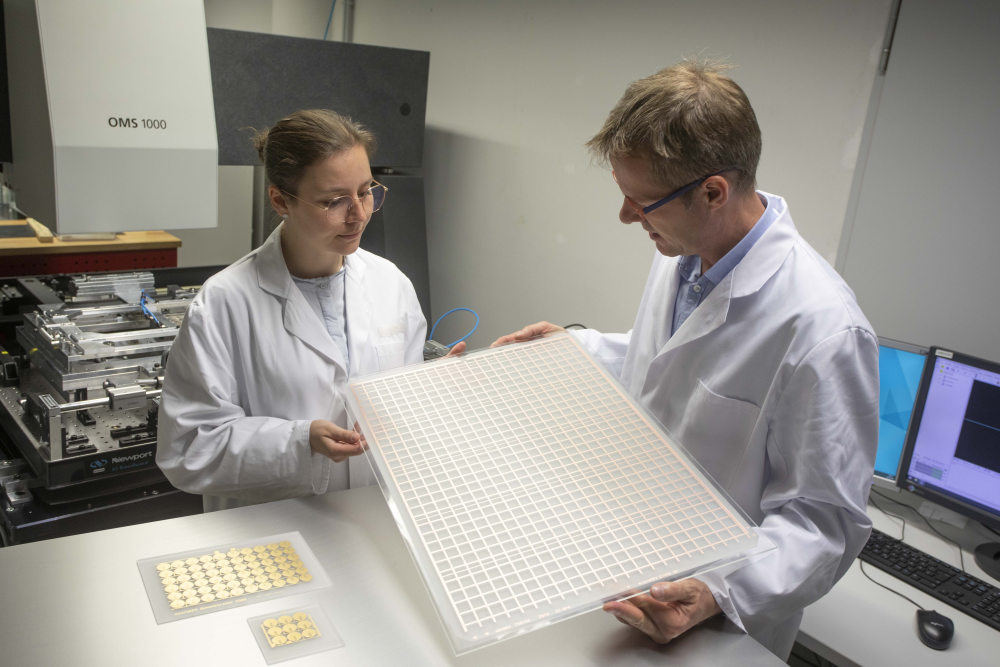 For module production, conductor structures are applied to glass and then fitted with micro solar cells. High positioning accuracy (±15 µm) is achieved through self-alignment.