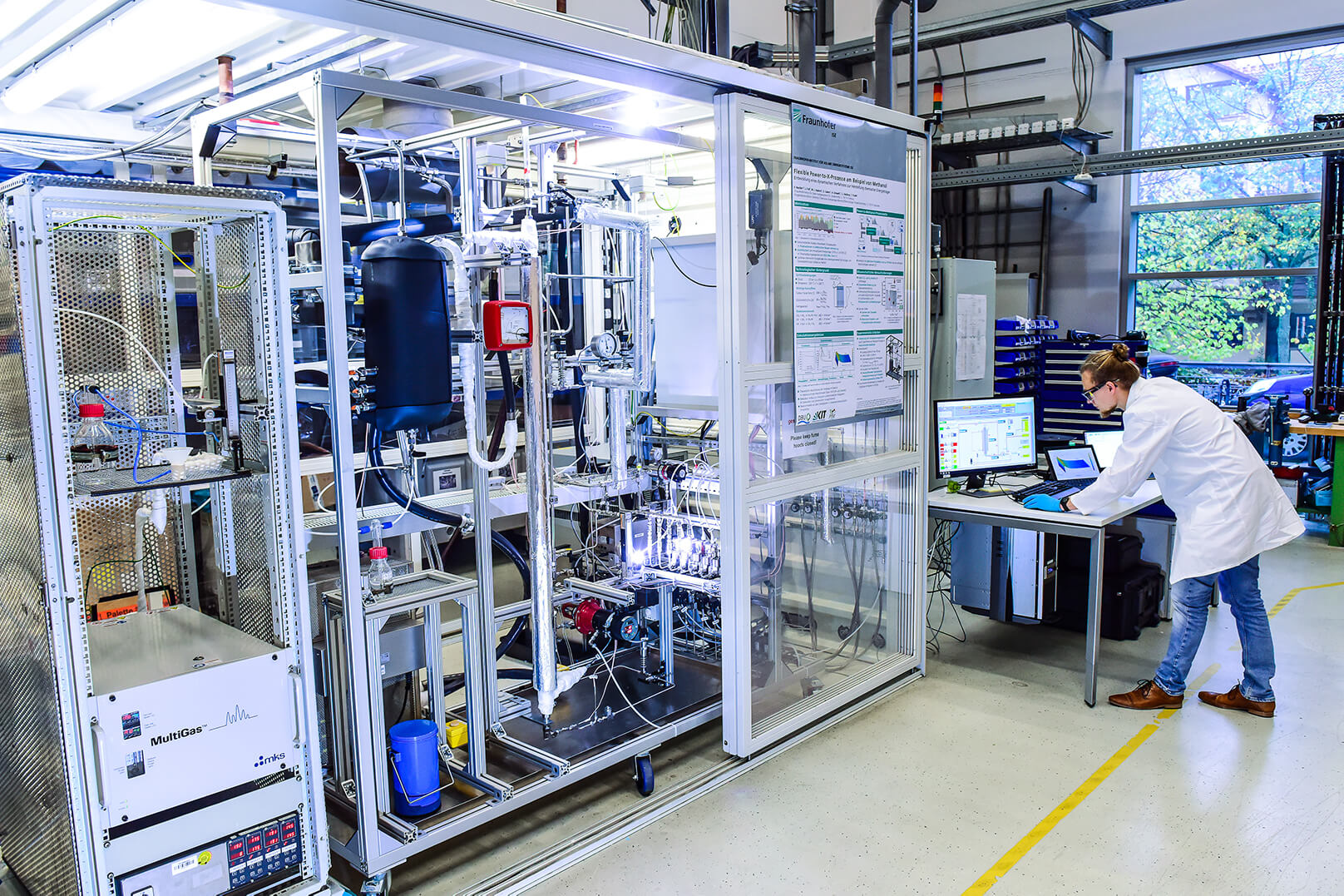 Mini methanol plant with simulation interface, located in the technical laboratory at Fraunhofer ISE