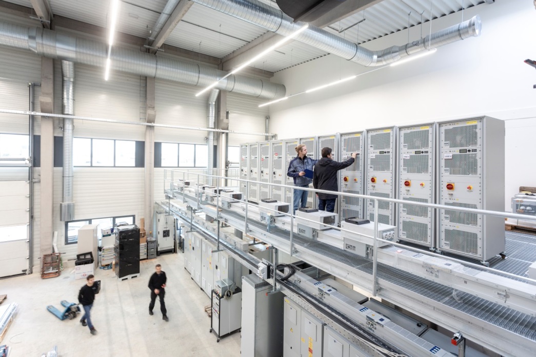 FraunhoferISE&#39;s new multi-megawatt laboratory allows to test theinteraction between decentralized generators and the power grid.