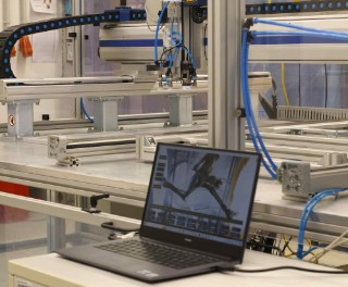 Portalroboter zur Automatisierung von präzisen Herstellungsschritten für Perowskitsolarmodule am Fraunhofer ISE