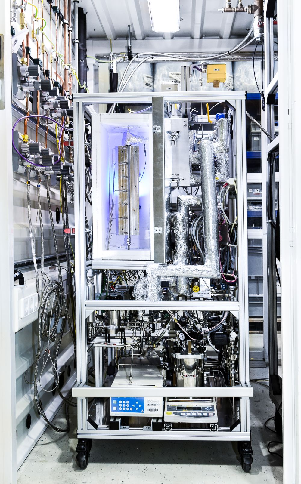 Frontal view of the KISS (Kinetic Investigations and Screening Setup) test rig. The facility enables the measurement of spatially resolved concentration profiles with imultaneous monitoring of the axial temperature profile temperature profile.