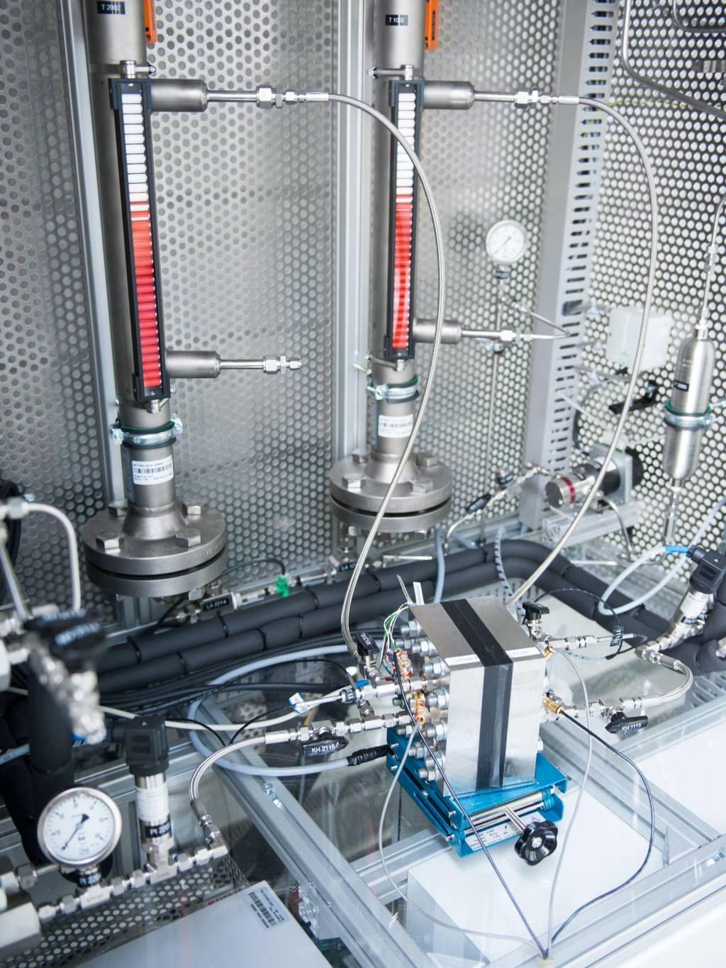 Detailed view of a fully automated test bench at Fraunhofer ISE for measuring laboratory PEM water electrolysis test cells. In the test bench shown here, operating pressures of up to 50 bar can be realised