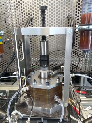 Pressure-tight laboratory test cell for characterisation of cell components in PEM water electrolysis. With the design as shown here, the clamping force in the cell can be adjusted according to the customer’s needs