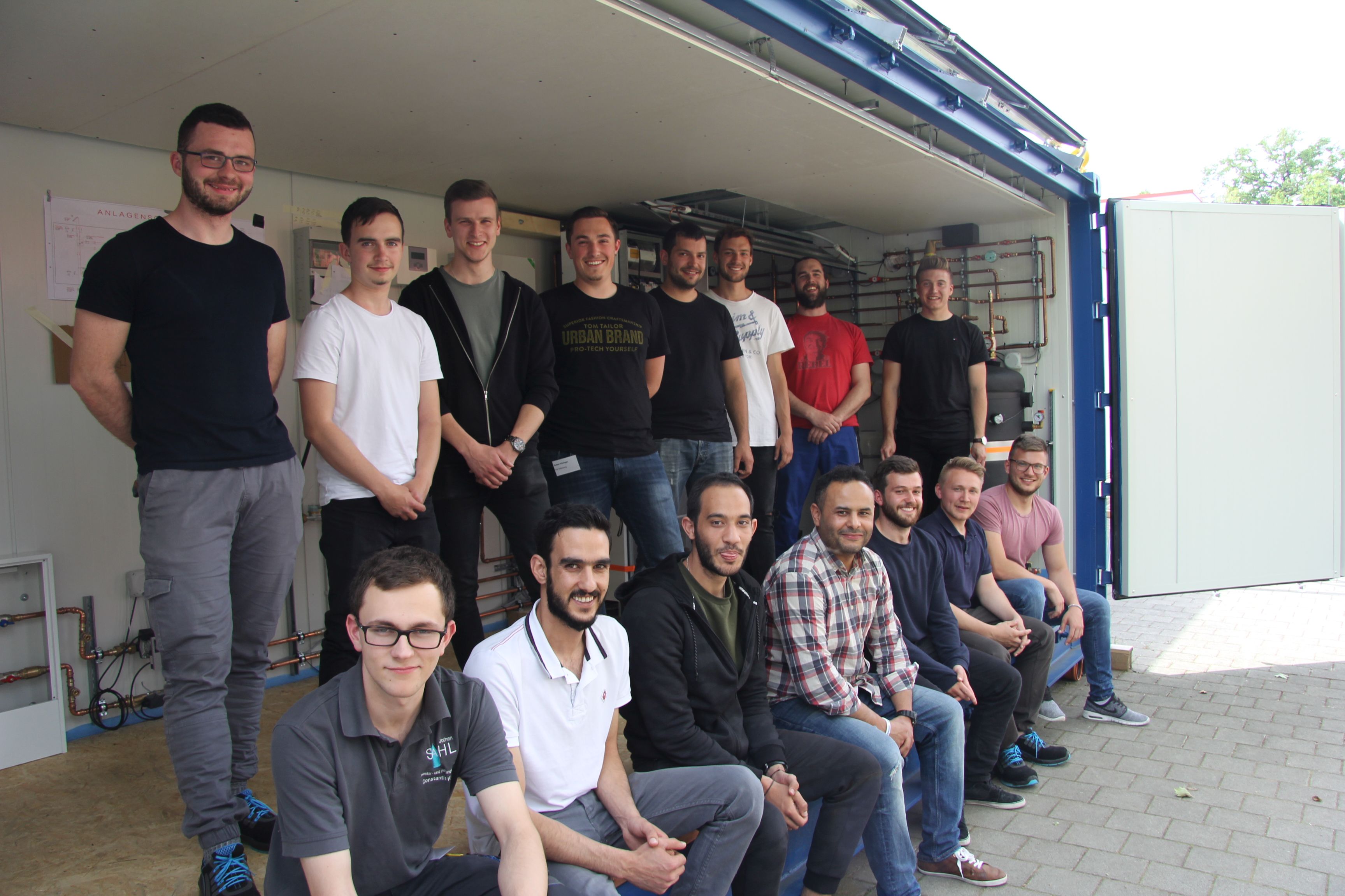 The proud participants of the project SHK4FutureEnergysystems in their self-equipped self-sufficient tiny-house. 