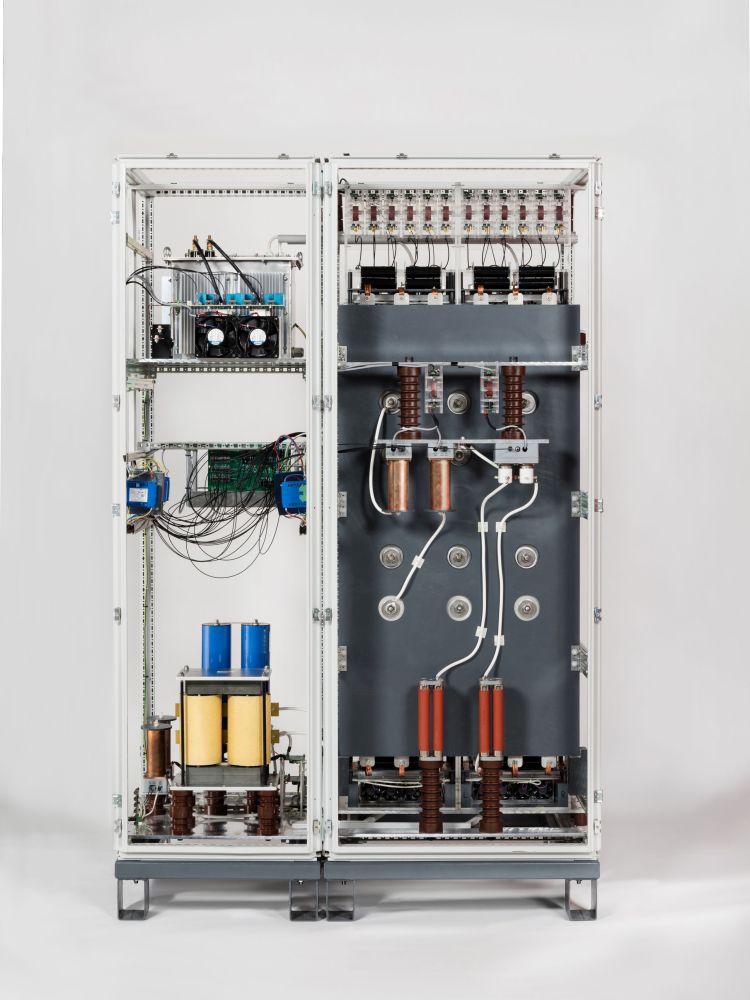 Single Phase 15 kV medium voltage inverter for rail applications. Rearview.