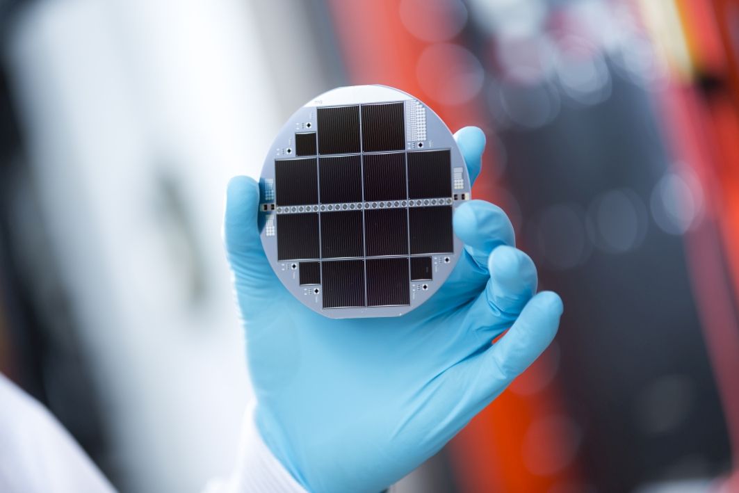 III-V/Si tandem solar cell