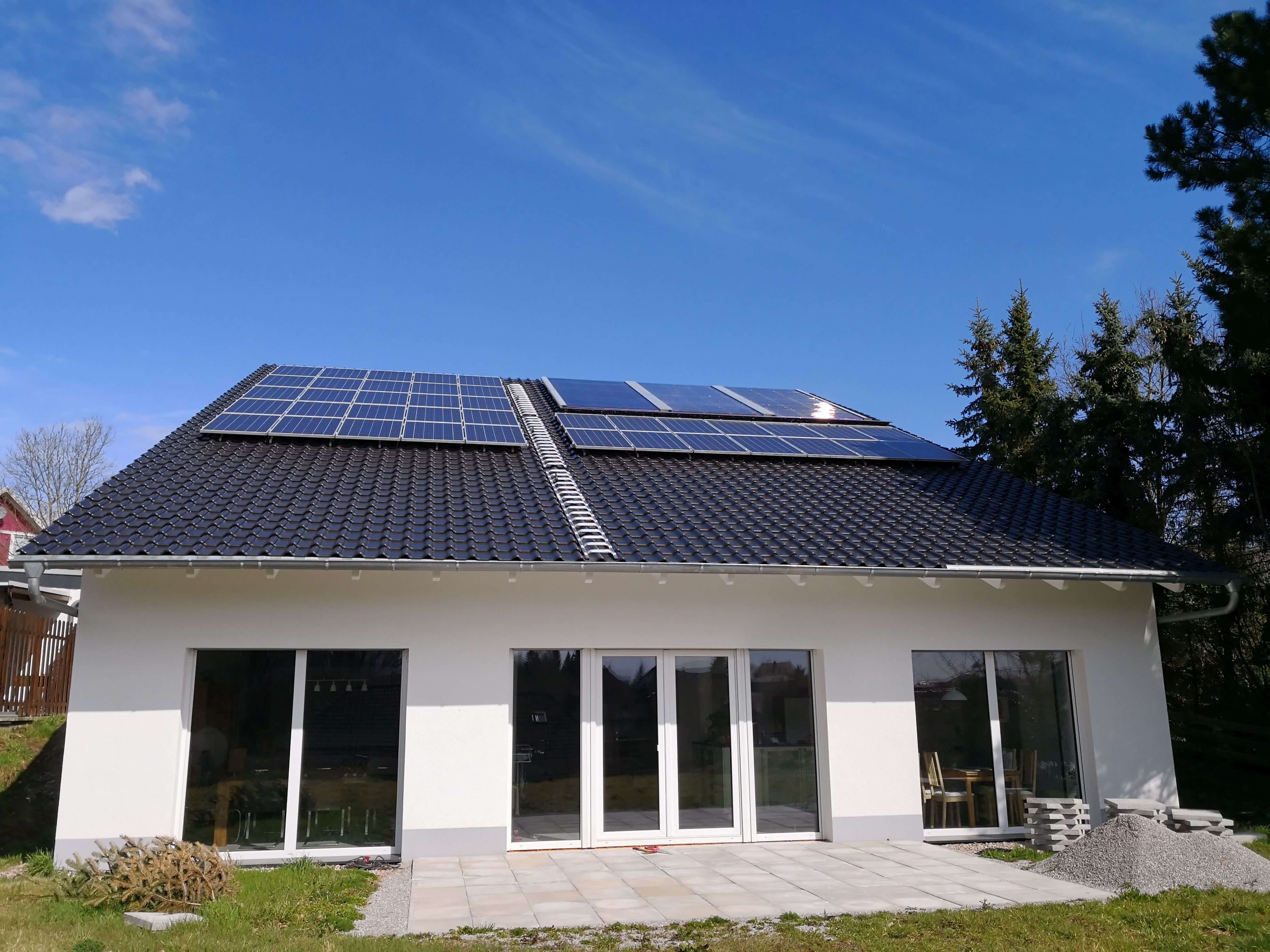 SolSys: Messtechnisch untersuchtes und mit maßgeblich solarer Energie für Wärme und Elektrizität versorgtes Gebäude in Katlenburg.