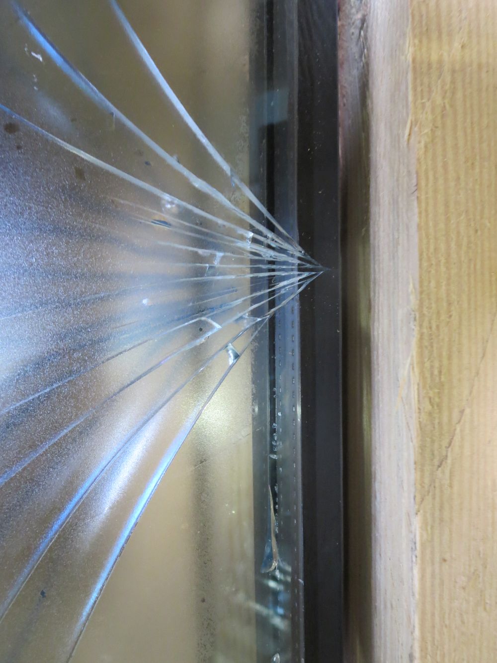 Thermal palm fracture on the back of the insulating glass due to increased temperature load (> 150 °C).